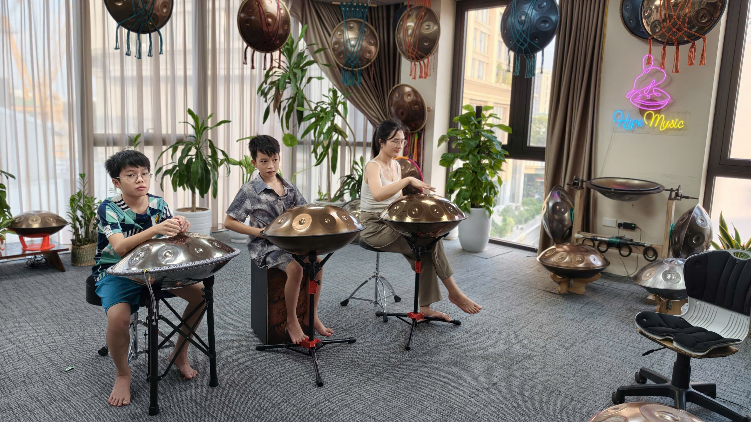Nhung am thanh ngan vang huyen dieu cua chiec trong dia bay handpan luon mang lai su chua lanh tuyet voi
