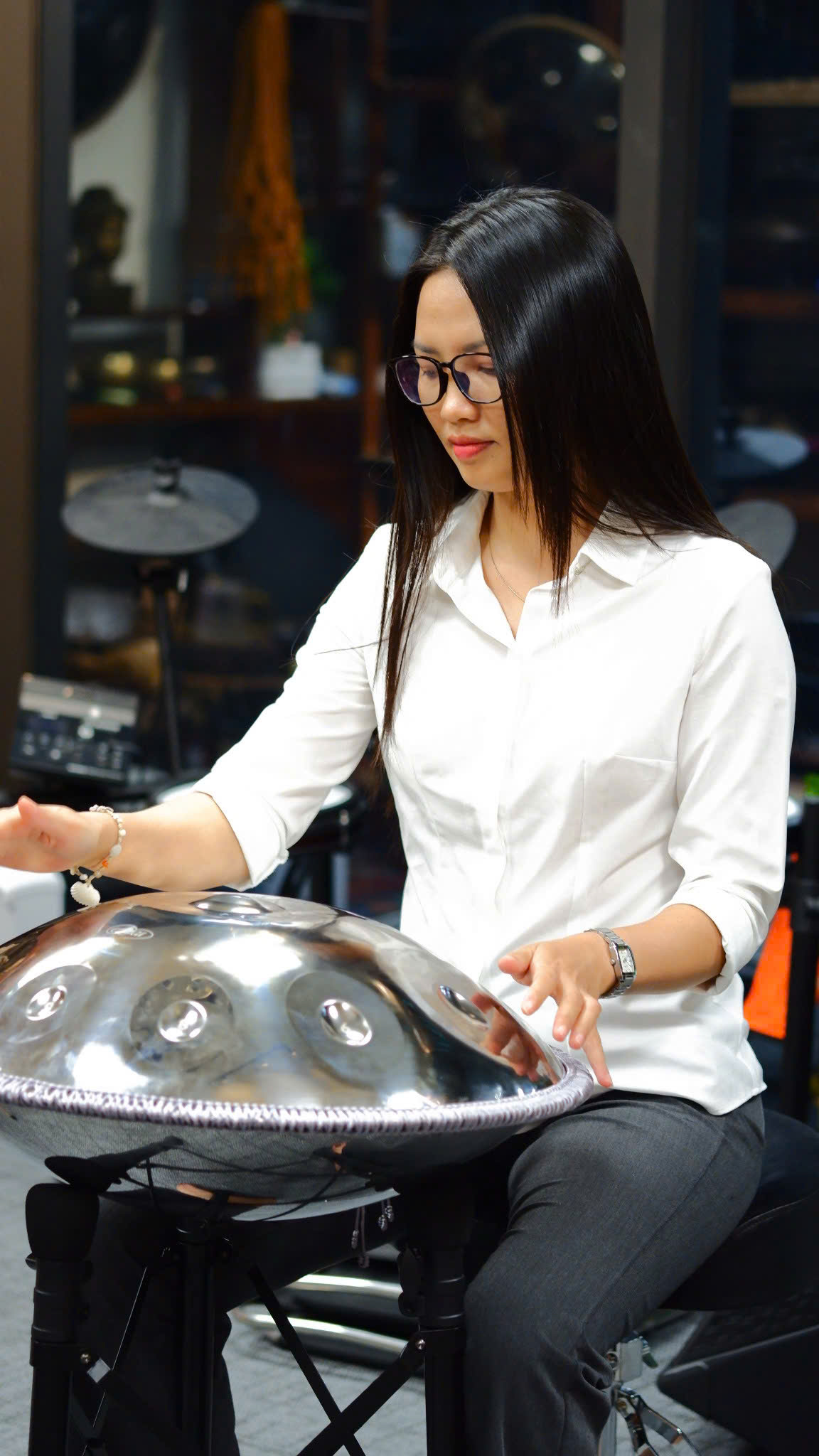 Hoc danh trong handpan o TPHCM Ha Noi la su ket hop giua nhip tho va chuyen dong chua lanh ben trong