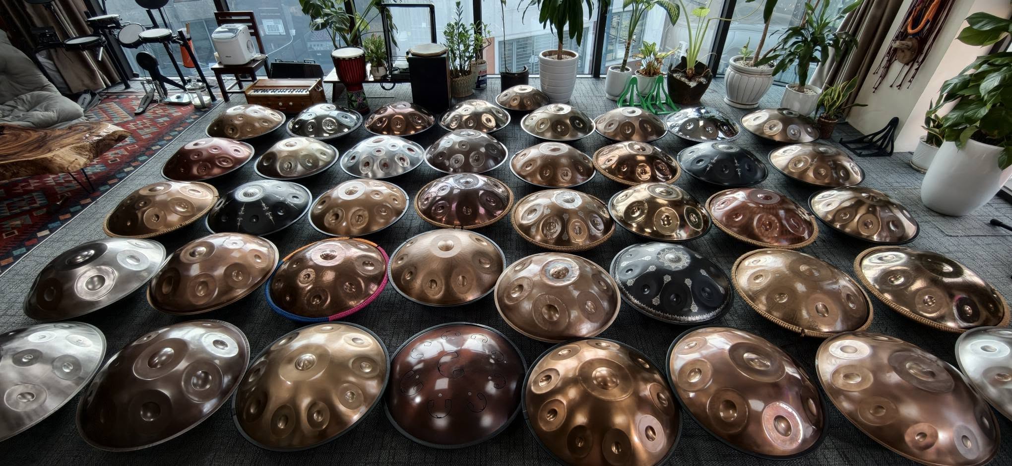 Thiet ke toi gian cua nhac cu kim loai handpan nay la hoa nhip voi loi song hien dai