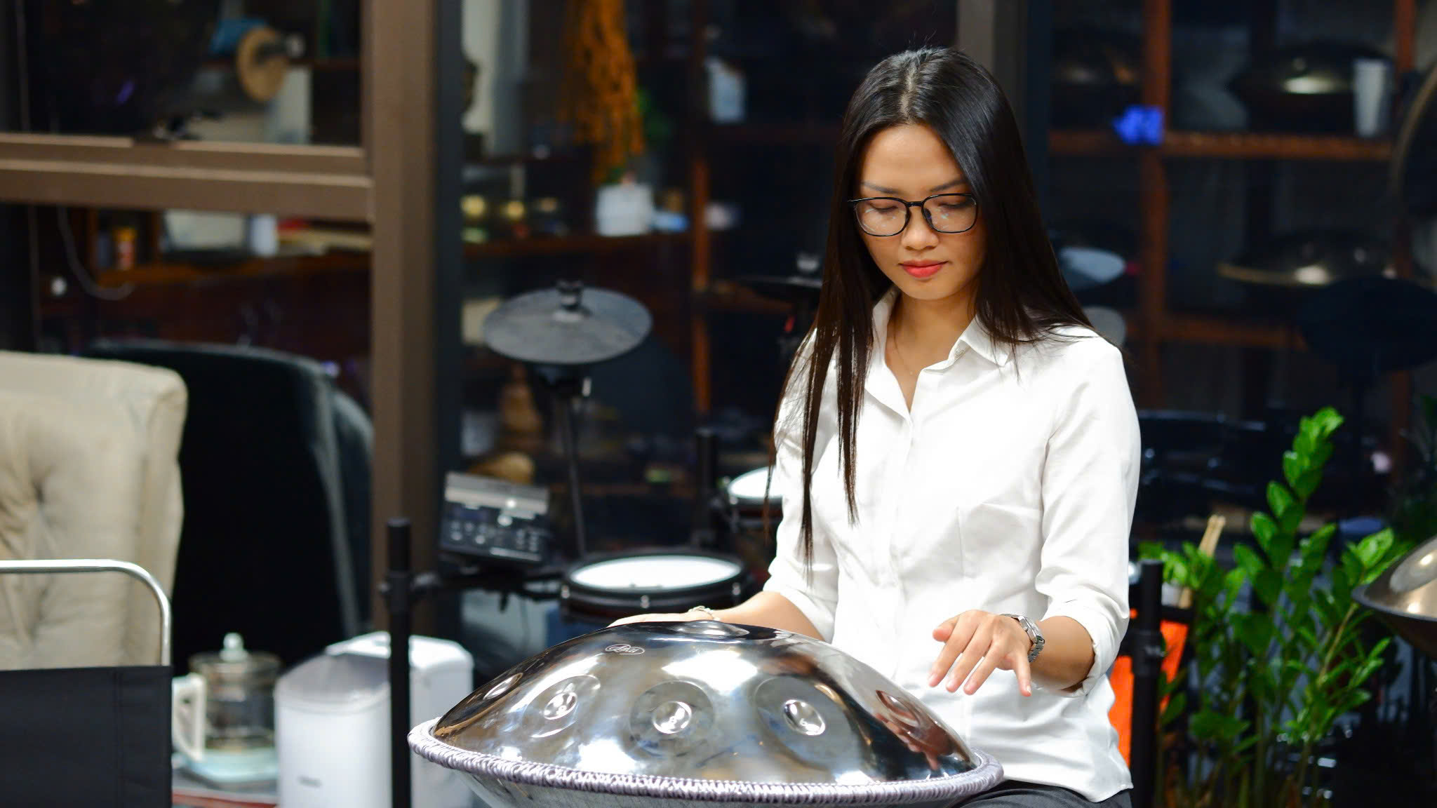 Hoc vien tai Handpan.com.vn dang thuc hanh khoa hoc handpan am thanh thien dinh