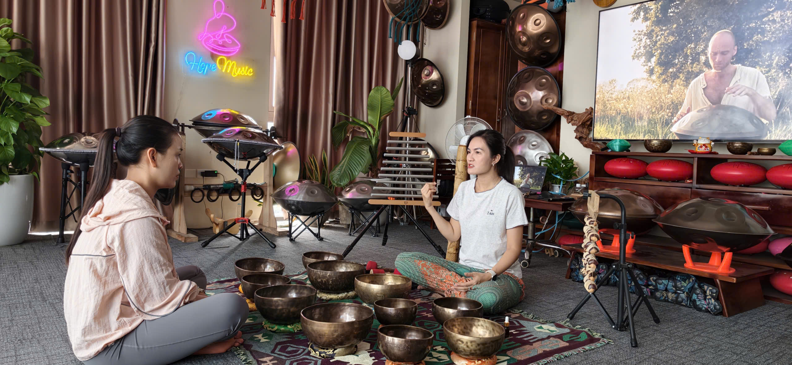 Handpan chua lanh moi cam xuc ben trong ban giup ban thu gian thoai mai hon