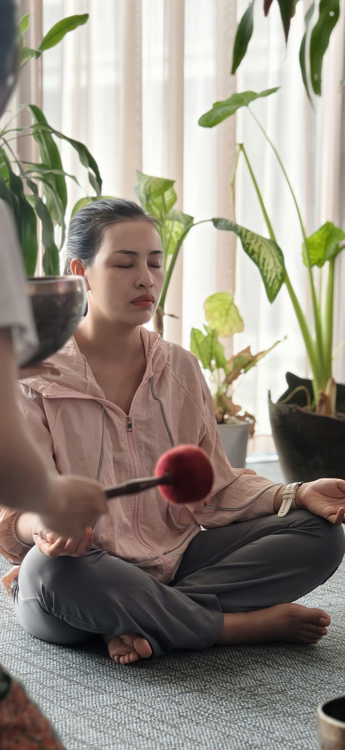 Tieng chuong ngan vang sau lang keo su chu y roi khoi nhung au lo thuong nhat ket hop handpan chua lanh giup ban binh an 